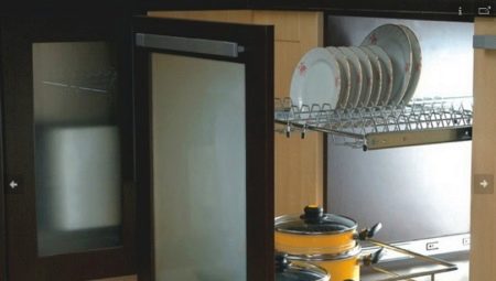 Сушарка для посуду у шафу: опис вбудованих кутових кухонних сушарок для тарілок та інших моделей