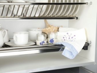 Сушарка для посуду у шафу: опис вбудованих кутових кухонних сушарок для тарілок та інших моделей