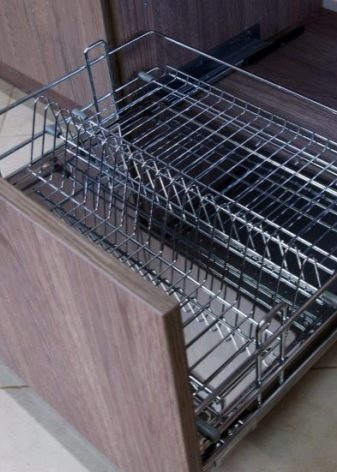 Сушарка для посуду у шафу: опис вбудованих кутових кухонних сушарок для тарілок та інших моделей