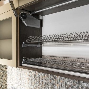 Сушарка для посуду у шафу: опис вбудованих кутових кухонних сушарок для тарілок та інших моделей