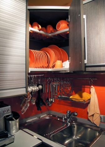 Сушарка для посуду у шафу: опис вбудованих кутових кухонних сушарок для тарілок та інших моделей