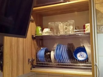 Сушарка для посуду у шафу: опис вбудованих кутових кухонних сушарок для тарілок та інших моделей