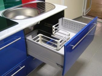 Сушарка для посуду у шафу: опис вбудованих кутових кухонних сушарок для тарілок та інших моделей