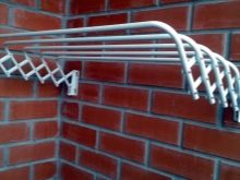 Сушарки для білизни на балкон (52 фото): підвісні та інші балконні пристосування для сушіння білизни, види білизняних вішалок на лоджію