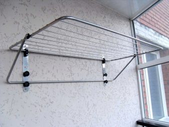 Сушарки для білизни на балкон (52 фото): підвісні та інші балконні пристосування для сушіння білизни, види білизняних вішалок на лоджію