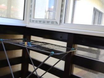 Сушарки для білизни на балкон (52 фото): підвісні та інші балконні пристосування для сушіння білизни, види білизняних вішалок на лоджію