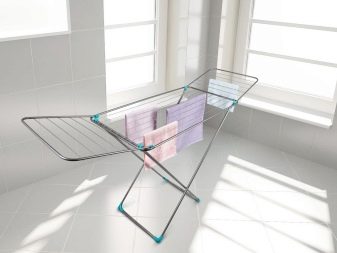 Сушарки для білизни на балкон (52 фото): підвісні та інші балконні пристосування для сушіння білизни, види білизняних вішалок на лоджію