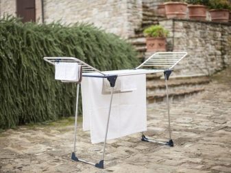 Сушарки для білизни на балкон (52 фото): підвісні та інші балконні пристосування для сушіння білизни, види білизняних вішалок на лоджію
