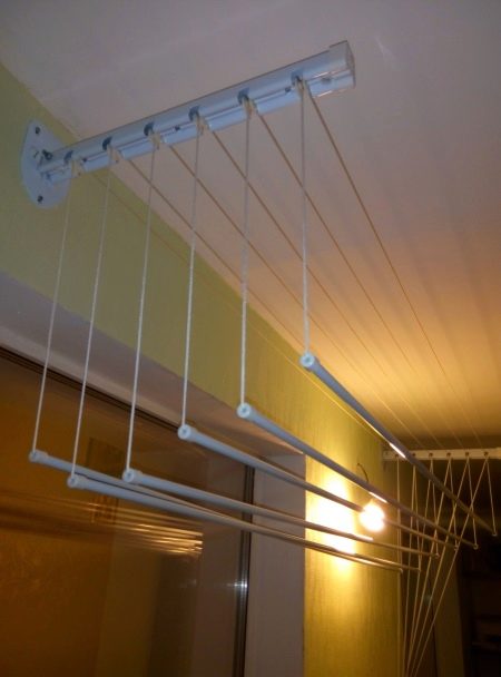 Сушарки для білизни на балкон (52 фото): підвісні та інші балконні пристосування для сушіння білизни, види білизняних вішалок на лоджію