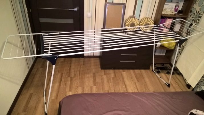 Сушарки для білизни на балкон (52 фото): підвісні та інші балконні пристосування для сушіння білизни, види білизняних вішалок на лоджію