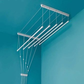 Сушарки для білизни на балкон (52 фото): підвісні та інші балконні пристосування для сушіння білизни, види білизняних вішалок на лоджію