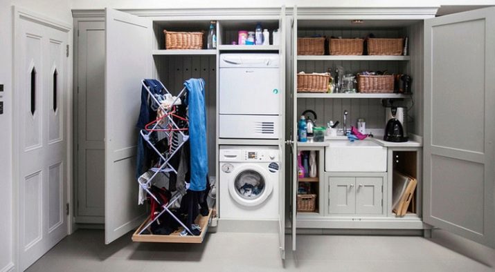 Сушарки для білизни у ванну кімнату: настінні і стельові, мотузки для сушіння і складні, ліани і вішалки. Особливості опускаються і розсувних моделей