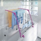 Сушарки для білизни у ванну кімнату: настінні і стельові, мотузки для сушіння і складні, ліани і вішалки. Особливості опускаються і розсувних моделей