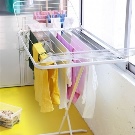 Сушарки для білизни у ванну кімнату: настінні і стельові, мотузки для сушіння і складні, ліани і вішалки. Особливості опускаються і розсувних моделей