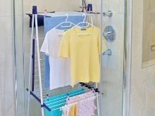 Сушарки для білизни у ванну кімнату: настінні і стельові, мотузки для сушіння і складні, ліани і вішалки. Особливості опускаються і розсувних моделей