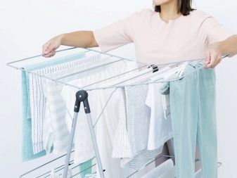 Сушарки для білизни у ванну кімнату: настінні і стельові, мотузки для сушіння і складні, ліани і вішалки. Особливості опускаються і розсувних моделей