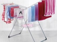 Сушарки для білизни у ванну кімнату: настінні і стельові, мотузки для сушіння і складні, ліани і вішалки. Особливості опускаються і розсувних моделей