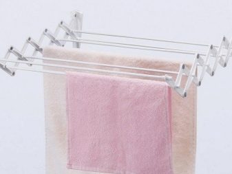 Сушарки для білизни у ванну кімнату: настінні і стельові, мотузки для сушіння і складні, ліани і вішалки. Особливості опускаються і розсувних моделей