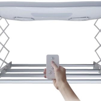 Сушарки для білизни у ванну кімнату: настінні і стельові, мотузки для сушіння і складні, ліани і вішалки. Особливості опускаються і розсувних моделей