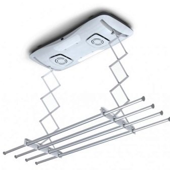 Сушарки для білизни у ванну кімнату: настінні і стельові, мотузки для сушіння і складні, ліани і вішалки. Особливості опускаються і розсувних моделей