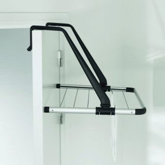 Сушарки для білизни у ванну кімнату: настінні і стельові, мотузки для сушіння і складні, ліани і вішалки. Особливості опускаються і розсувних моделей