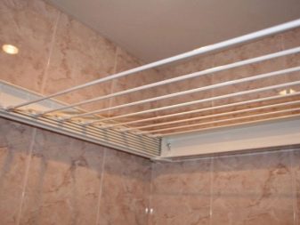 Сушарки для білизни у ванну кімнату: настінні і стельові, мотузки для сушіння і складні, ліани і вішалки. Особливості опускаються і розсувних моделей