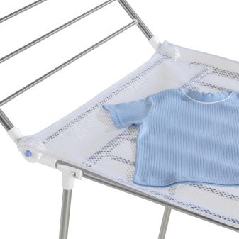 Сушарки для білизни у ванну кімнату: настінні і стельові, мотузки для сушіння і складні, ліани і вішалки. Особливості опускаються і розсувних моделей