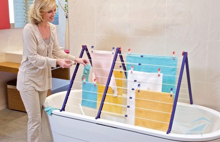 Сушарки для білизни у ванну кімнату: настінні і стельові, мотузки для сушіння і складні, ліани і вішалки. Особливості опускаються і розсувних моделей