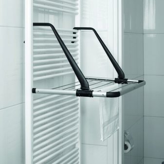 Сушарки для білизни у ванну кімнату: настінні і стельові, мотузки для сушіння і складні, ліани і вішалки. Особливості опускаються і розсувних моделей