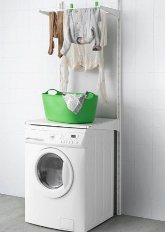 Сушарки для білизни у ванну кімнату: настінні і стельові, мотузки для сушіння і складні, ліани і вішалки. Особливості опускаються і розсувних моделей