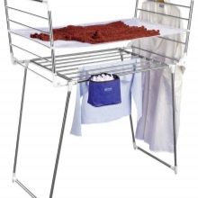 Сушарки для білизни у ванну кімнату: настінні і стельові, мотузки для сушіння і складні, ліани і вішалки. Особливості опускаються і розсувних моделей