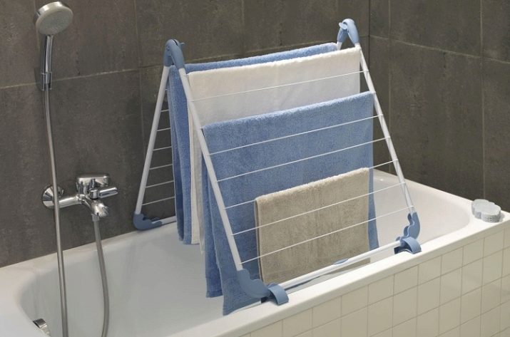 Сушарки для білизни у ванну кімнату: настінні і стельові, мотузки для сушіння і складні, ліани і вішалки. Особливості опускаються і розсувних моделей