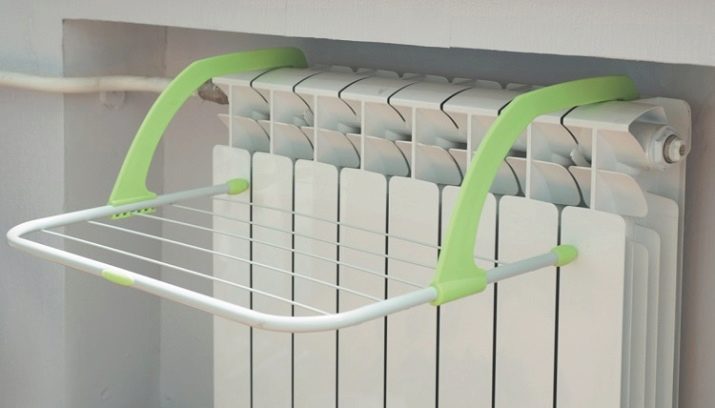 Сушарки для білизни у ванну кімнату: настінні і стельові, мотузки для сушіння і складні, ліани і вішалки. Особливості опускаються і розсувних моделей
