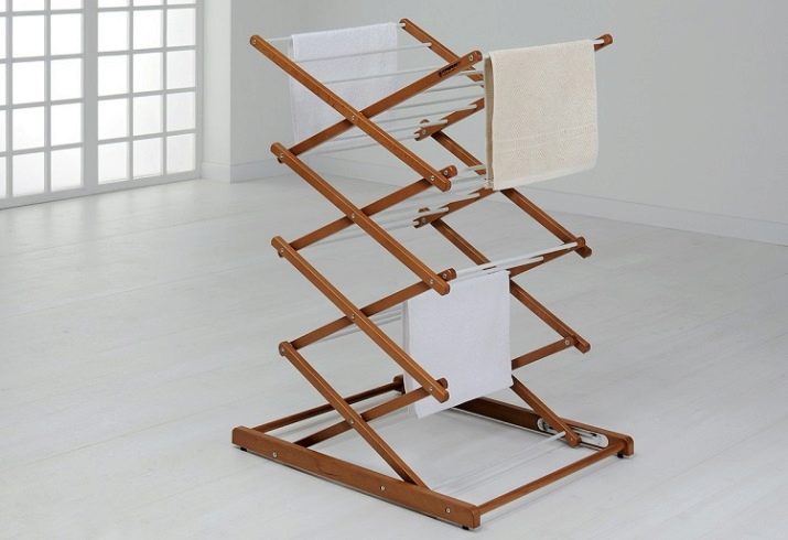 Сушарки для білизни у ванну кімнату: настінні і стельові, мотузки для сушіння і складні, ліани і вішалки. Особливості опускаються і розсувних моделей