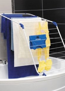 Сушарки для білизни у ванну кімнату: настінні і стельові, мотузки для сушіння і складні, ліани і вішалки. Особливості опускаються і розсувних моделей