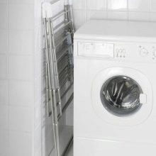 Сушарки для білизни у ванну кімнату: настінні і стельові, мотузки для сушіння і складні, ліани і вішалки. Особливості опускаються і розсувних моделей
