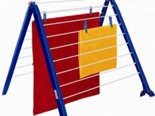 Сушарки для білизни у ванну кімнату: настінні і стельові, мотузки для сушіння і складні, ліани і вішалки. Особливості опускаються і розсувних моделей