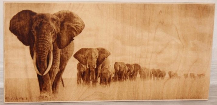 Сувеніри з дерева (29 фото): дерев’яні подарунки своїми руками, ексклюзивні різьблені презенти ручної роботи з червоного дерева