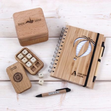 Сувеніри з дерева (29 фото): дерев’яні подарунки своїми руками, ексклюзивні різьблені презенти ручної роботи з червоного дерева