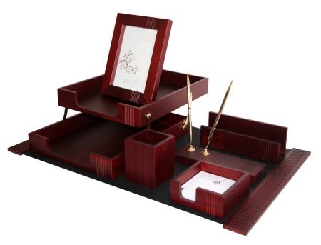 Сувеніри з дерева (29 фото): дерев’яні подарунки своїми руками, ексклюзивні різьблені презенти ручної роботи з червоного дерева