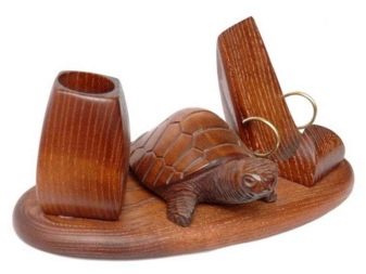 Сувеніри з дерева (29 фото): дерев’яні подарунки своїми руками, ексклюзивні різьблені презенти ручної роботи з червоного дерева