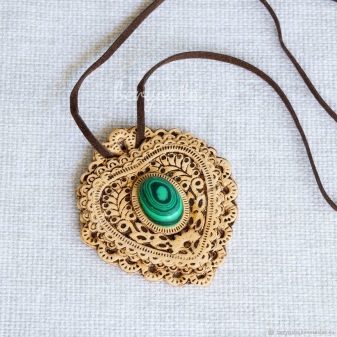 Сувеніри з дерева (29 фото): дерев’яні подарунки своїми руками, ексклюзивні різьблені презенти ручної роботи з червоного дерева