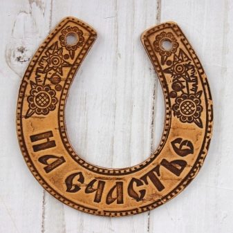 Сувеніри з дерева (29 фото): дерев’яні подарунки своїми руками, ексклюзивні різьблені презенти ручної роботи з червоного дерева