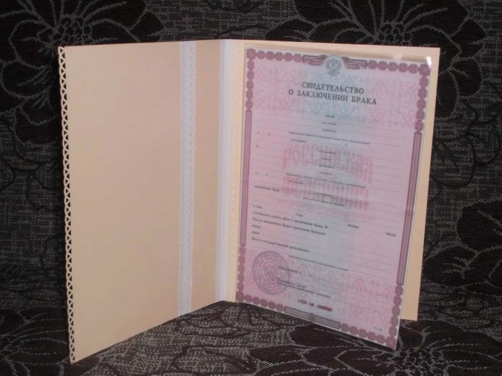 Свідоцтво про реєстрацію шлюбу (13 фото): можна ламінувати державний бланк про реєстрацію шлюбу? Як він виглядає і які його розміри?