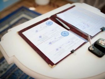 Свідоцтво про реєстрацію шлюбу (13 фото): можна ламінувати державний бланк про реєстрацію шлюбу? Як він виглядає і які його розміри?