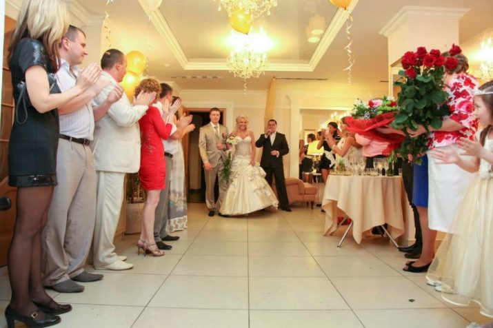 Свідоцтво про реєстрацію шлюбу (13 фото): можна ламінувати державний бланк про реєстрацію шлюбу? Як він виглядає і які його розміри?