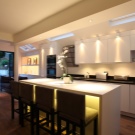 Світильники для кухні (74 фото): кухонні бра настінні сенсорні світильники, накладні і трекові світильники та плафони, інші варіанти