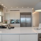 Світильники для кухні (74 фото): кухонні бра настінні сенсорні світильники, накладні і трекові світильники та плафони, інші варіанти