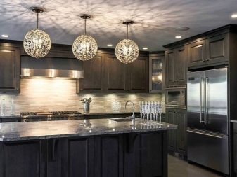 Світильники для кухні (74 фото): кухонні бра настінні сенсорні світильники, накладні і трекові світильники та плафони, інші варіанти