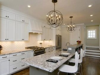 Світильники для кухні (74 фото): кухонні бра настінні сенсорні світильники, накладні і трекові світильники та плафони, інші варіанти